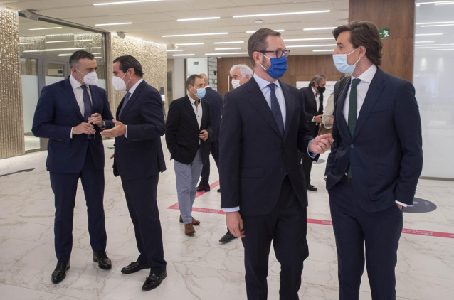 Archivo - El portavoz del PP en el Senado, Javier Maroto, y el vicesecretario de Comunicación del PP, Pablo Montesinos, conversan durante los Desayunos Informativos de Europa Press en el Auditorio El Beatriz Madrid.