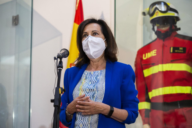 La ministra de Defensa, Margarita Robles, interviene en una rueda de prensa durante su visita al Cuartel General de la Unidad Militar de Emergencias en la Base Aérea de Torrejón, a 23 de agosto de 2021, en Torrejón, Madrid, (España). Su visita tiene como