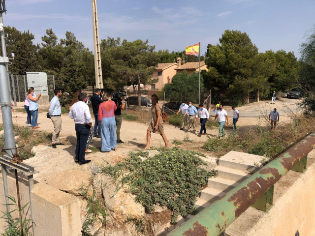 El presidente de la Región, Fernando López Miras; el presidente del PP, Pablo Casado;  el secretario general del PP, Teodoro García; y la alcaldesa de Cartagena, Noelia Arroyo, visitan la rambla del Albujón, junto a Bahía Bella (Cartagena)