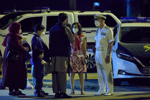 La ministra de Defensa, Margarita Robles, y el JEMAD, Teodoro López Calderón, reciben a afganos evacuados en la base aérea de Torrejón de Ardoz (Madrid)