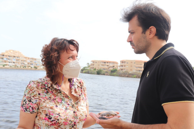 La diputada y portavoz regional de Podemos, María Marín, y el coordinador autonómico de Podemos y diputado de UP en el Congreso, Javier Sánchez Serna, en el Mar Menor