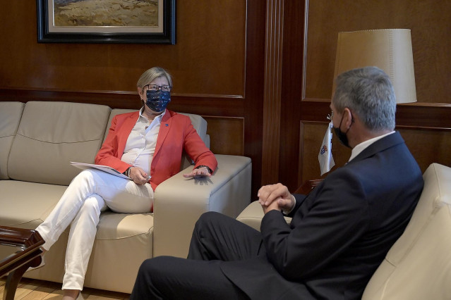 La conselleira do Mar, Rosa Quintana, y el delegado del Gobierno, José Miñones, en una reunión