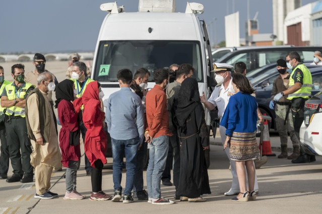 La ministra de Defensa, Margarita Robles (d), recibe a las 260 personas que han llegado en un avión militar procedente de Afganistán, en la base aérea de Torrejón de Ardoz, a 23 de agosto de 2021, en Madrid (España).
