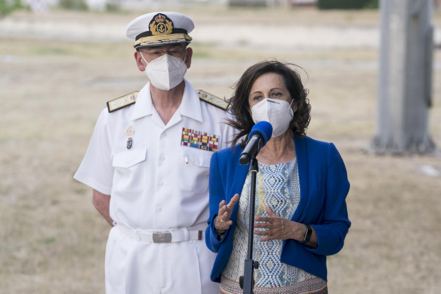 La ministra de Defensa, Margarita Robles, ofrece una rueda de prensa tras recibir a un nuevo avión con 260 personas procedentes de Afganistán, en la base aérea de Torrejón de Ardoz, a 23 de agosto de 2021, en Madrid (España).