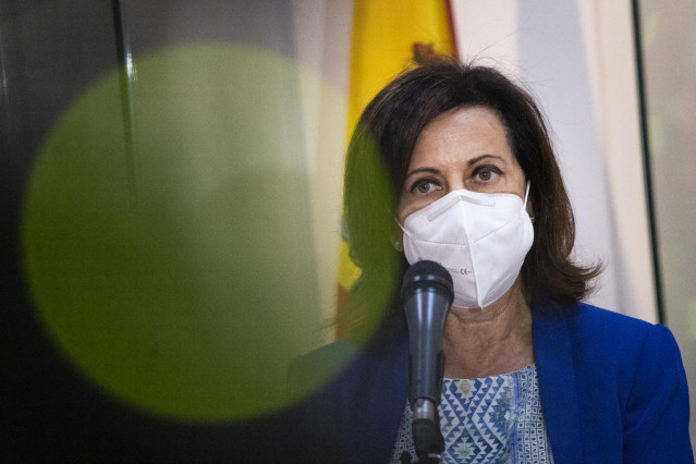 La ministra de Defensa, Margarita Robles, interviene en una rueda de prensa durante su visita al Cuartel General de la Unidad Militar de Emergencias en la Base Aérea de Torrejón, a 23 de agosto de 2021, en Torrejón, Madrid, (España). Su visita tiene como