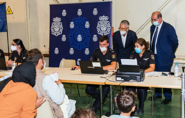 El ministro del Interior, Fernando Grande-Marlaska, y el director de la Policía, Francisco Pardo, visitan el puesto de atención a los afganos en la base de Torrejón (Madrid)