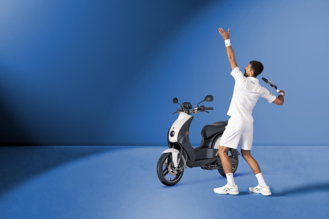 Archivo - El tenista Novak Djokovic junto al scooter e-Ludix.