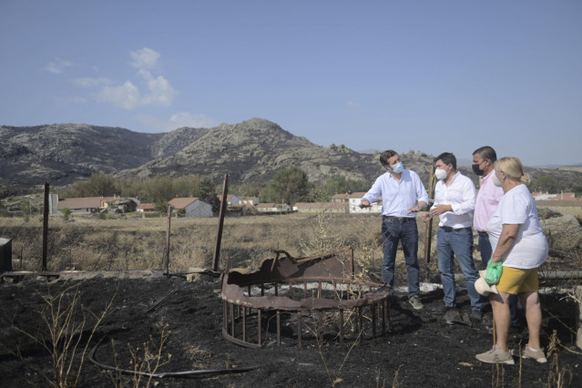 (I-D) El presidente del Partido Popular, Pablo Casado; el alcalde de Villaviciosa, Jesús Martín, y el presidente del Partido Popular de Ávila, Carlos García, conversan durante su visita a las zonas afectadas por los incendios forestales en Ávila, a 24 de