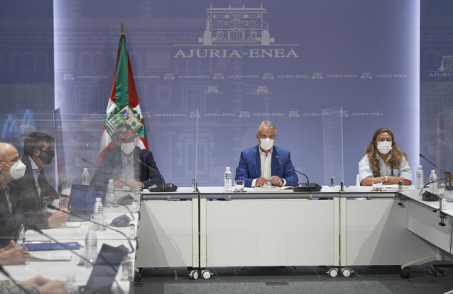 El Lehendakari, Iñigo Urkullu, preside la reunión de la Comisión Científico-técnica del LABI junto a la consejera vasca de Salud, Gotzone Sagardui,