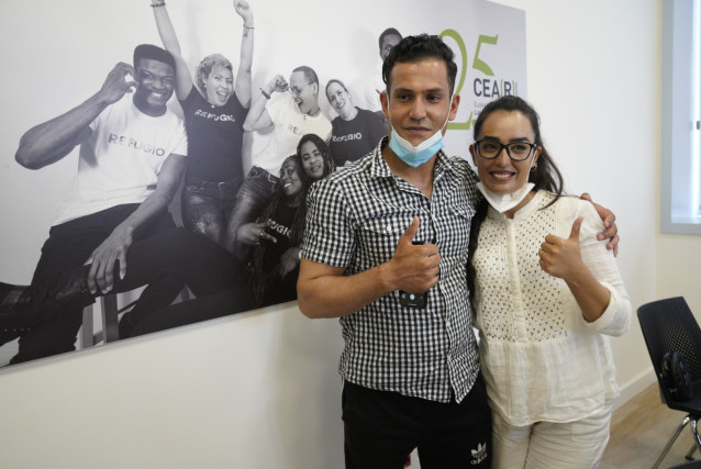 La capitana de la selección afgana de baloncesto, Nilofar Bayat y su marido Ramish, posan en una rueda de prensa después de ser acogida en la ciudad de Bilbao, a 23 de agosto de 2021, en Bilbao