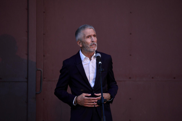 El ministro de Interior, Fernando Grande-Marlaska, ofrece una rueda de prensa en la base aérea de Torrejón de Ardoz a 24 de agosto de 2021, en Madrid (España).