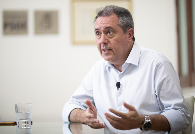 El alcalde de Sevilla y secretario general del PSOE de Andalucía, Juan Espadas, durante una entrevista con Europa Press.