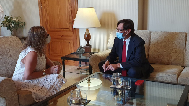 La presidenta del Govern, Francina Armengol, y el exministro de Sanidad y presidente del grupo parlamentario Socialistes-Units per Avançar de Cataluña, Salvador Illa