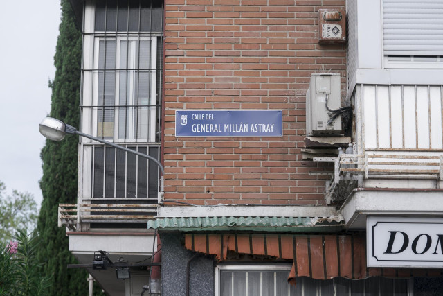 Placa de la calle general Millán Astray en sustitución de la de la calle a la que daba nombre la maestra Justa Freire