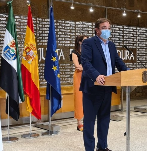El presidente de la Junta de Extremadura, Guillermo Fernández Vara, en rueda de prensa para hacer balance del 67º Festival de Teatro de Mérida