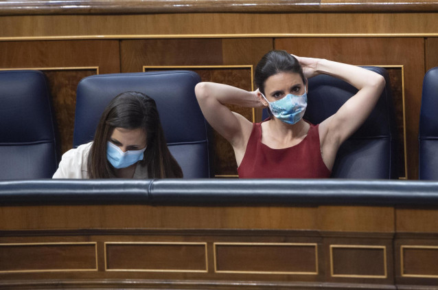 Archivo - La ministra de Derechos Sociales y secretaria general de Podemos, Ione Belarra, y la titular de Igualdad, Irene Montero, en el Congreso