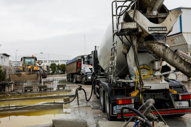Archivo - Una hormigonera trabaja en una empresa de hormigón del Polígono Industrial Prado Overa