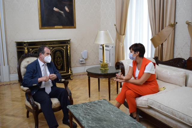 El presidente de la Federación Española de Municipios y Provincias (FEMP), Abel Caballero, y la ministra de Política Territorial y Función Pública, Isabel Rodríguez.