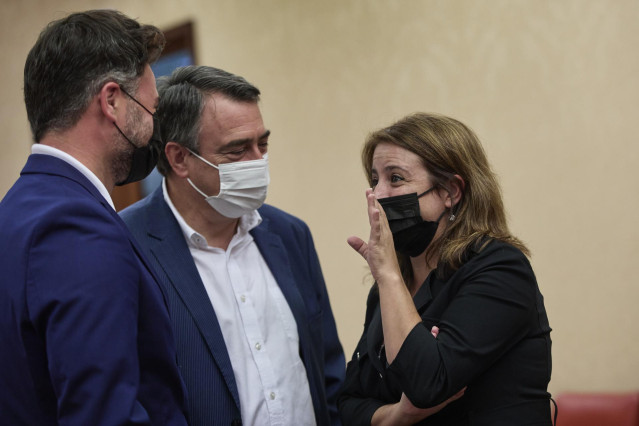 El portavoz parlamentario de la ERC, Gabriel Rufián, charlando con la portavoz del PSOE en el Congreso, Adriana Lastra, en presencia del nacionalista vasco Aitor Esteban