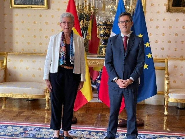 El ministro de la Presidencia, Relaciones con las Cortes y Memoria Democrática, Félix Bolaños, y la ministra delegada del Gobierno francés a cargo de la Memoria de Antiguos Combatientes, Geneviève Darrieussecq.