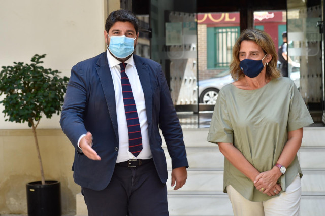 La ministra para la Transición Ecológica y el Reto Demográfico, Teresa Ribera, y el presidente de la Región de Murcia, Fernando López Miras