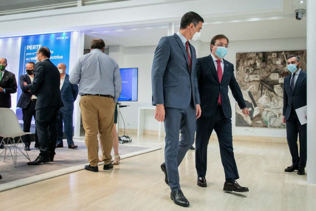 Archivo - Vara y Pedro Sánchez en una imagen de archivo