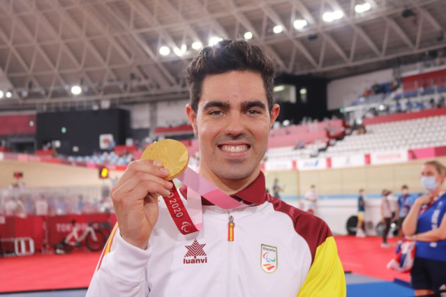 Alfonso Cabello muestra de su medalla de oro del kilómetro contrarreloj en los Juegos Paralímpicos de Tokio