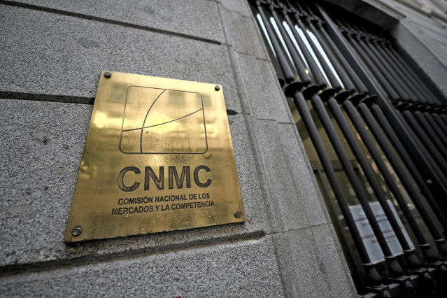 Archivo - Placa identificativa en el edificio de la CNMC, en Madrid (España),
