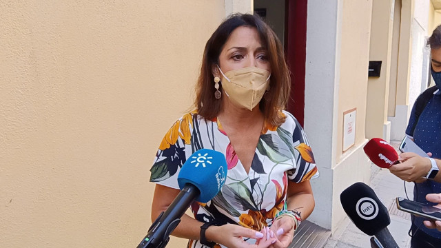 Archivo - Marta Bosquet atiende a los medios de comunicación en Almería en una imagen de archivo.