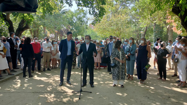 El presidente del Gobierno, Pedro Sánchez, y el presidente de la Junta, Guillermo Fernández Vara, en un acto en Navalmoral de la Mata