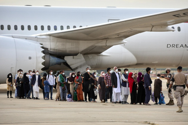 Varios refugiados afganos llegan a la base aérea de Torrejón de Ardoz a 24 de agosto de 2021, en Madrid (España)