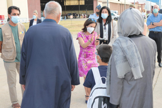La ministra de Defensa, Margarita Robles, durante el recibimiento a un nuevo avión procedente de Dubái con 292 personas evacuadas desde Afganistán