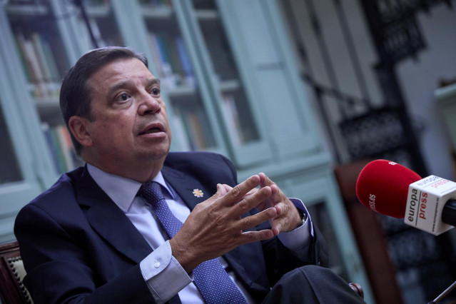 El ministro de Agricultura, Pesca y Alimentación, Luis Planas, durante una entrevista para Europa Press, en la sede del ministerio, a 26 de agosto de 2021, en Madrid (España).