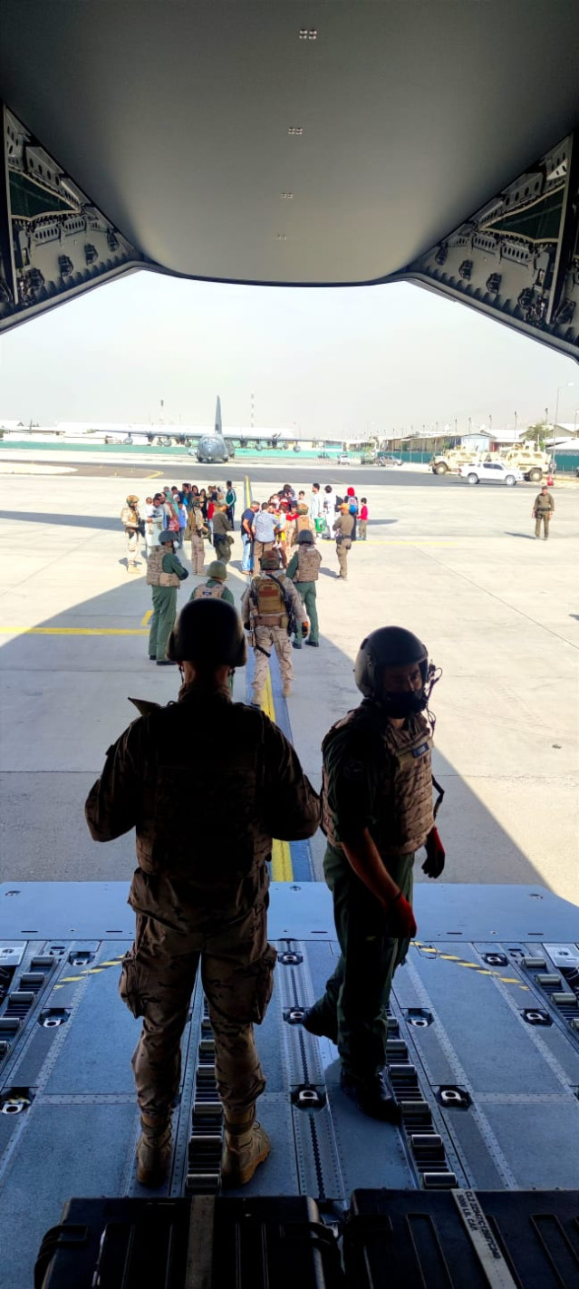 Dos militares españoles en Kabul esperando a evacuadois de Afganistán