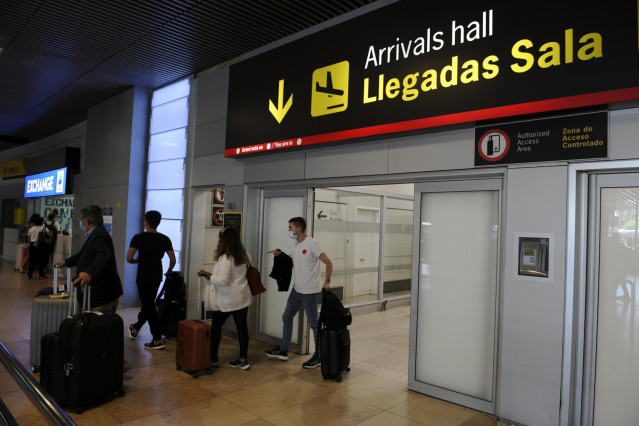 Archivo - Pasajeros procedentes de un vuelo con origen Gran Bretaña llegan a la terminal T1 del Aeropuerto Adolfo Suárez Madrid-Barajas, en Madrid (España).