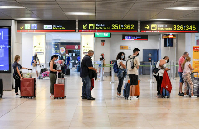 Archivo - Pasajeros hacen cola en la terminal T1 del Aeropuerto Adolfo Suárez Madrid-Barajas, en Madrid (España).