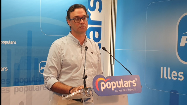 Archivo - El diputado del PP Antoni Costa, en rueda de prensa.