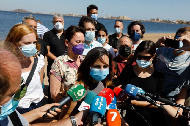 La ministra de Derechos Sociales y Agenda 2030, Ione Belarra en el Mar Menor (Murcia).