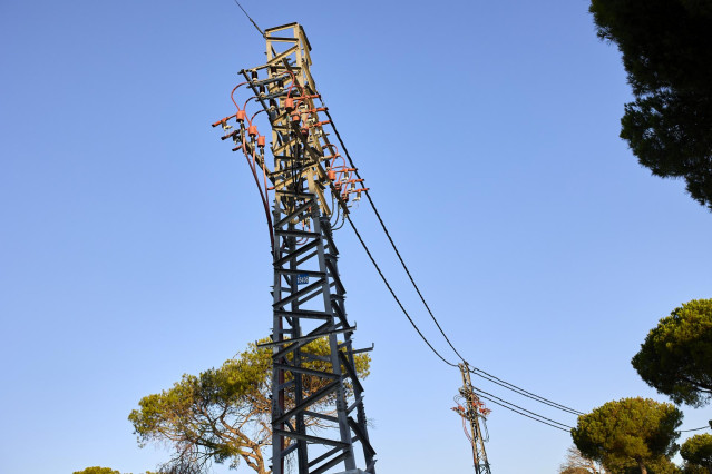 Una central eléctrica, a 21 de agosto de 2021, en Madrid (España). El precio medio diario de la electricidad en el mercado mayorista caerá este domingo un 8,74%, por lo que desciende por segunda jornada consecutiva, aunque se mantendrá por encima de los 1