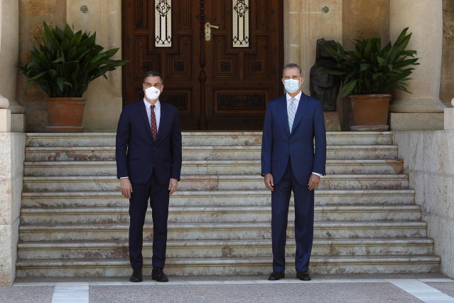 El Rey Felipe VI  y el presidente del Gobierno, Pedro Sánchez), posan en el Palacio de Marivent, a 3 de agosto de 2021