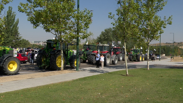 Tractorada en Valladolid convocada por UCCL para reclamar que el agricultor activo sea el definido como 'A Título Principal'.
