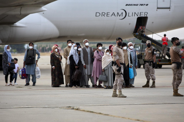 Varios refugiados afganos llegan a la base aérea de Torrejón de Ardoz a 24 de agosto de 2021