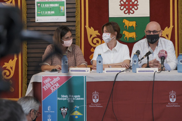 La consejera portavoz Blanca Fernández en Corral de Calatrava