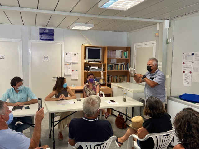 Ione Belarra se reúne con una decena de asociaciones en defensa de la laguna antes de visitar La Manga para conocer la situación sobre el terreno y escuchar sus reivindicaciones