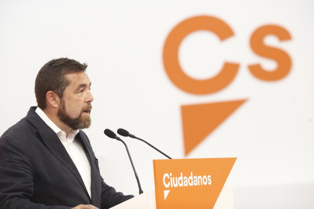 Archivo - El secretario general del grupo parlamentario de Ciudadanos, Miguel Gutiérrez, atiende a los medios de comunicación en la sede nacional del partido
