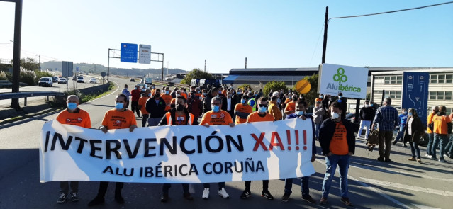 Archivo - Imagen de archivo de una protesta del comité de empresa de Alu Ibérica en A Coruña,