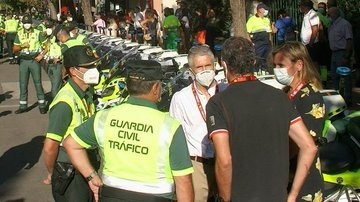 El ministro Fernando Grandee-Marlaska, en el inicio de la etapa de la Vuelta en Navalmoral.