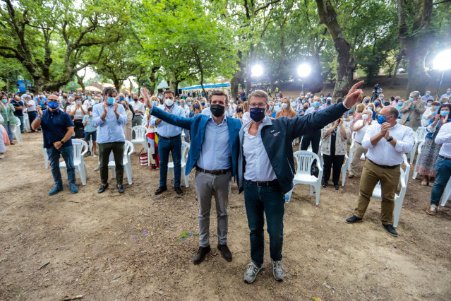 El presidente del PPdeG, Alberto Núñez Feijóo,  y el presidente nacional del PP, Pablo Casado, saludan durante el acto de inicio del curso político, celebrado en Cerdedo-Cotobade (Pontevedra) el 29 de agosto de 2021.
