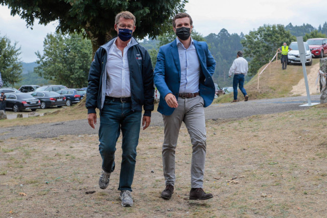 El presidente del PPdeG, Alberto Núñez Feijóo, y el presidente nacional del PP, Pablo Casado, a su llegada al acto de inicio del curso político, celebrado el 29 de agosto de 2021 en la Carballeira de San Xusto, en Cerdedo-Cotobade.