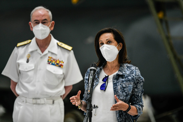 La ministra de Defensa, Margarita Robles, y el jefe de Estado Mayor de la Defensa (JEMAD), almirante general Teodoro E. López Calderón, tras recibir a los últimos militares españoles que han participado en la repatriación de afganos y colaboradores.